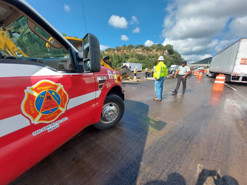 Tráiler sin frenos arrasa con todo en la 57, en San Juan del Río