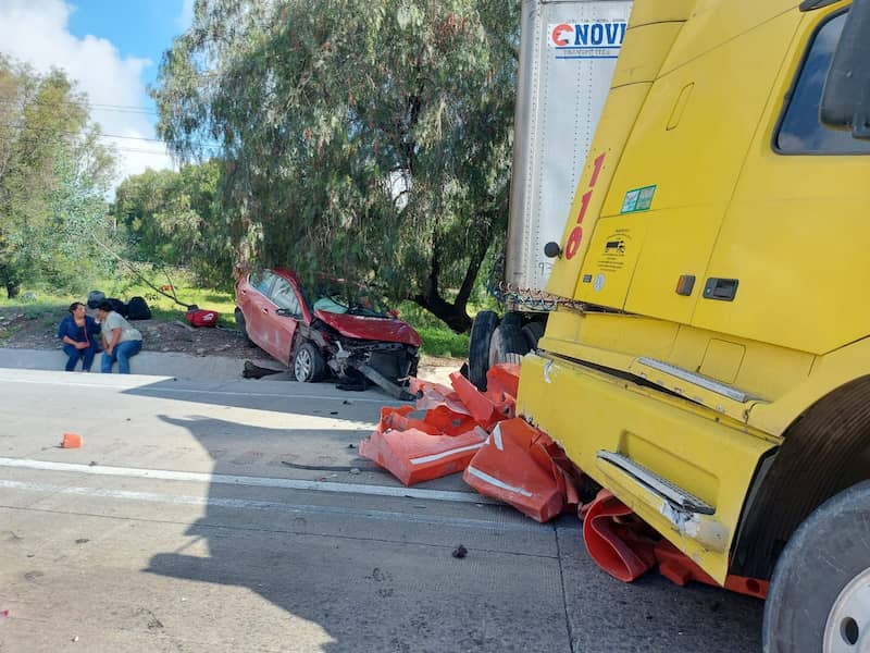 Tráiler sin frenos arrasa con todo en la 57, en San Juan del Río