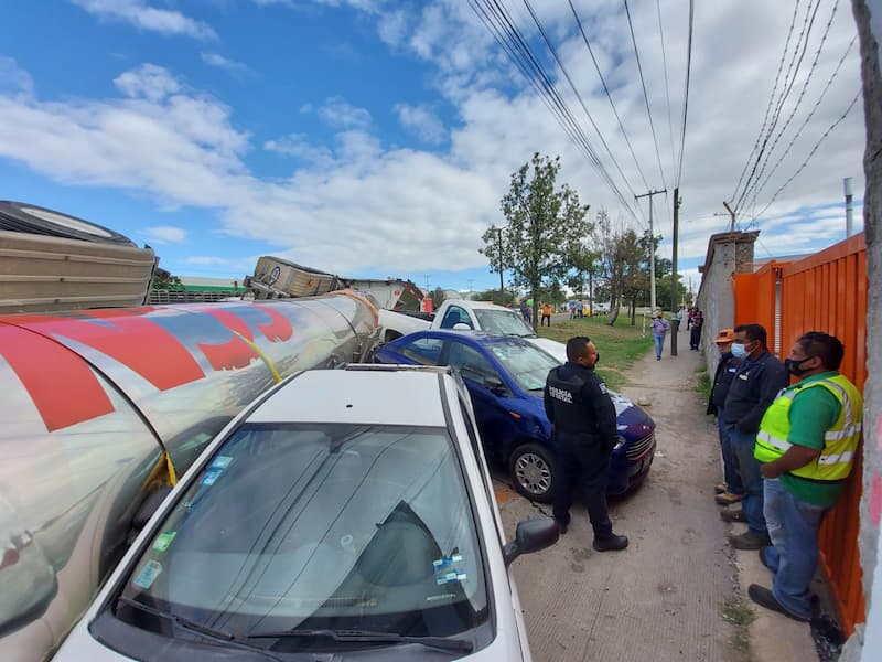 Vuelca pipa en principal avenida de San Juan del Río QRO