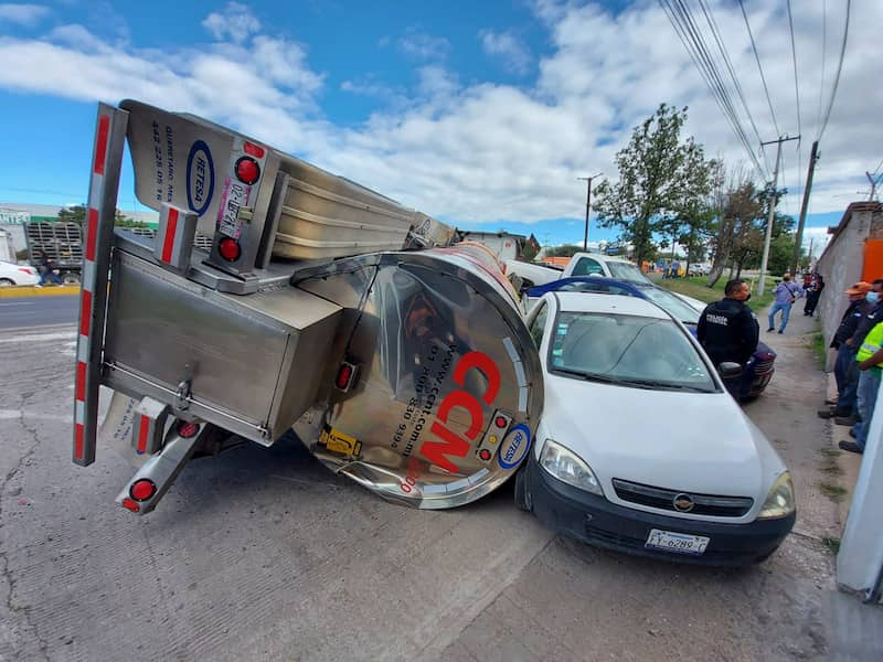 Vuelca pipa en principal avenida de San Juan del Río QRO