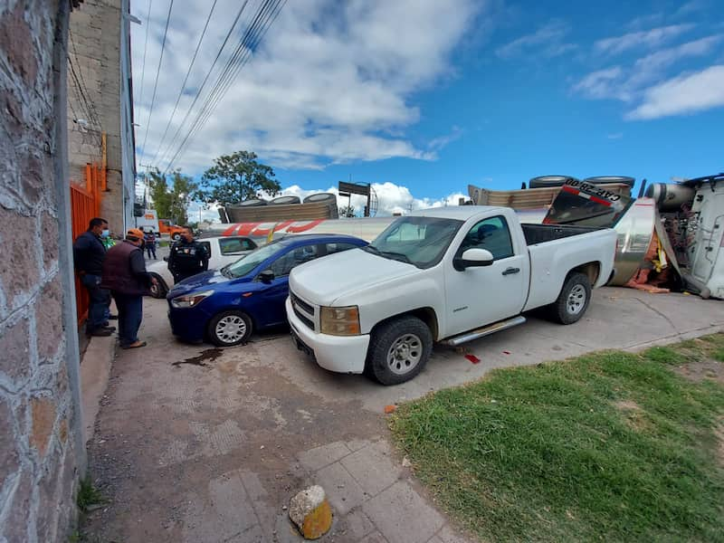 Vuelca pipa en principal avenida de San Juan del Río QRO