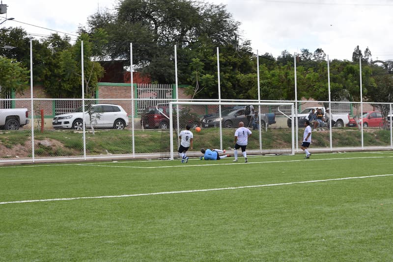 Amarildo Bárcenas entregó cancha de fútbol 11 en San Clemente, Pedro Escobedo