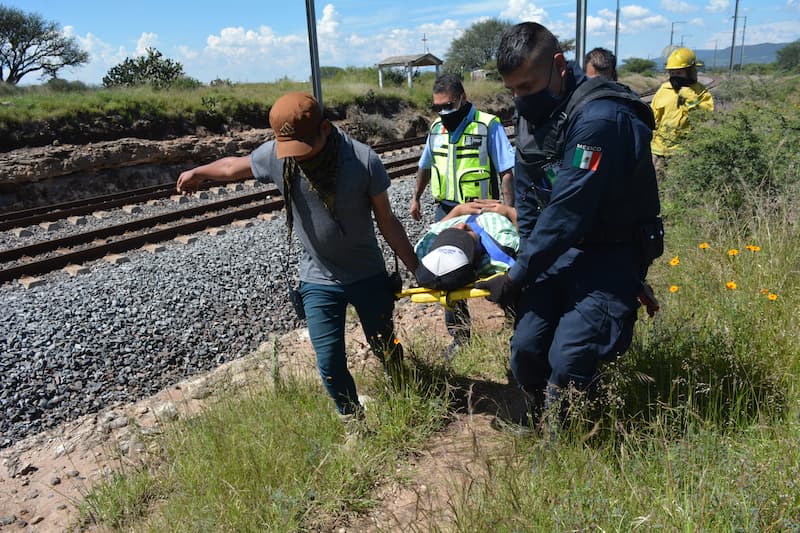 Cae a barranco al huir de perros bravos en LomaLinda, San Juan del Río