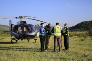 Cuerpos de emergencia localizan a adulta mayor extraviada en zona cerril de Querétaro