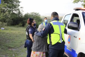 Cuerpos de emergencia localizan a adulta mayor extraviada en zona cerril de Querétaro