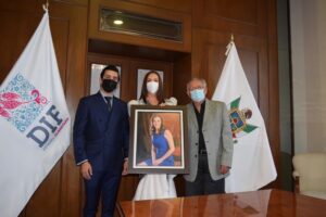 DIF Estatal coloca fotografía de Karina Castro de Domínguez en Salón Presidentas de Casa de Ecala