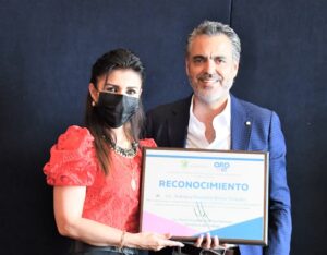 Entregan reconocimiento por 32 años de servicio a colaboradora de la Secretaría del Trabajo QRO