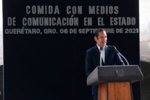 Francisco Domínguez reconoce a medios de comunicación del estado de QRO