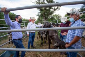 Francisco Domínguez visita a habitantes del municipio de Arroyo Seco