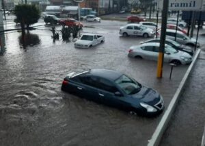 Fuertes corrientes de agua y vehículos descompuestos en zona oriente se San Juan del Río, Querétaro
