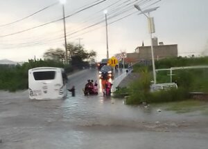 Fuertes corrientes de agua y vehículos descompuestos en zona oriente se San Juan del Río, Querétaro