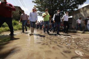 Luis Nava supervisa labores de apoyo en Santa María Magdalena, QRO