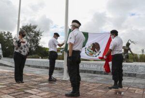 UAQ rinde homenaje a víctimas de COVID-19 durante Honores a la Bandera