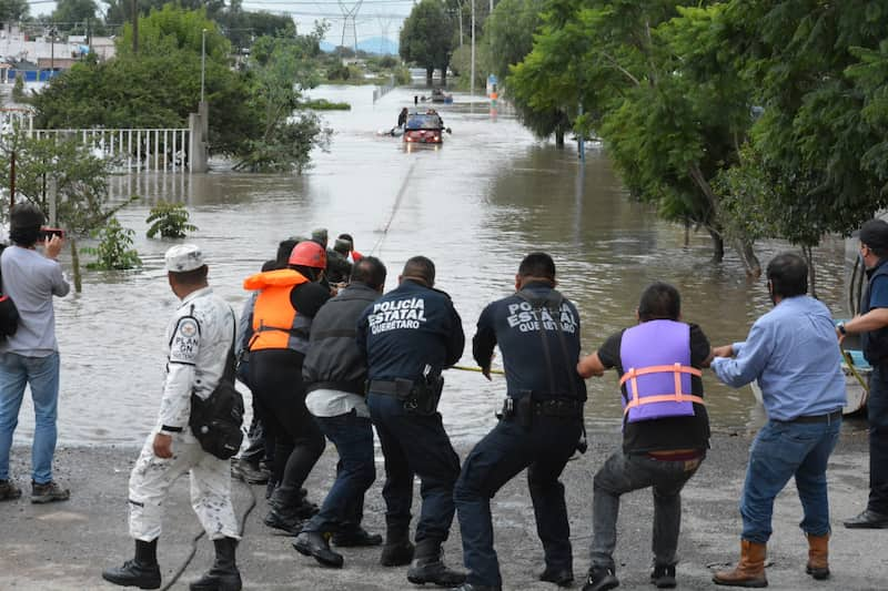 Alcalde Roberto Cabrera recorre zonas afectadas por desbordamiento del río en San Juan del Río