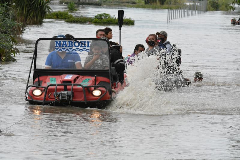 Alcalde Roberto Cabrera recorre zonas afectadas por desbordamiento del río en San Juan del Río