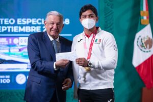 AMLO entrega estímulos económicos a atletas de Juegos Olímpicos de Tokio 2020