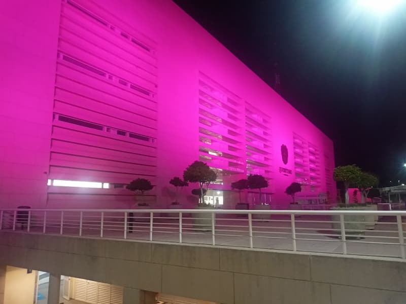 CentroCívico del mpio de QRO se ilumina de rosa para llamar a la prevención del cáncer de mama