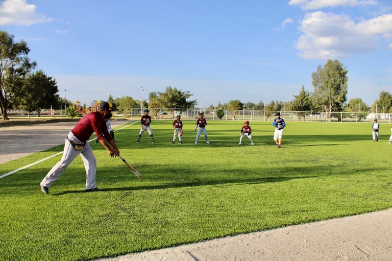 Entregan rehabilitación de campo de béisbol en Tequisquiapan