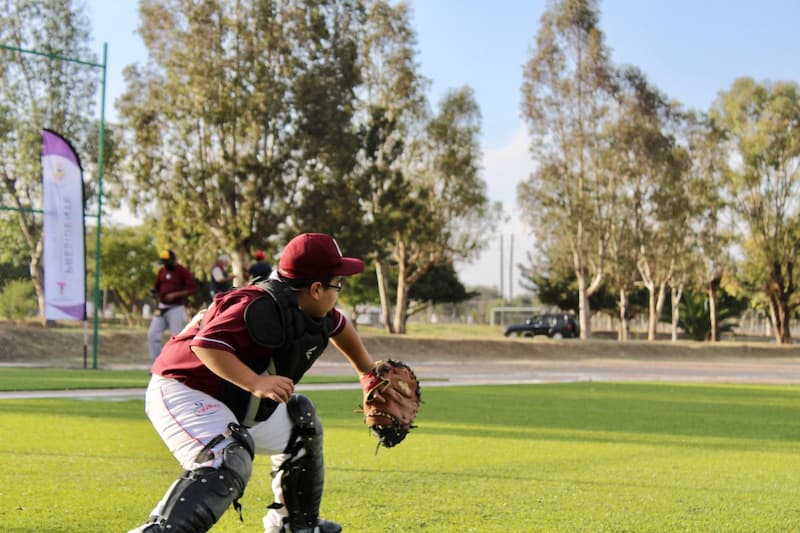 Entregan rehabilitación de campo de béisbol en Tequisquiapan