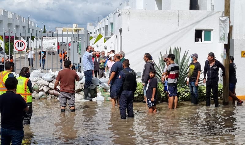 Alcalde Roberto Cabrera recorre zonas afectadas por desbordamiento del río en San Juan del Río