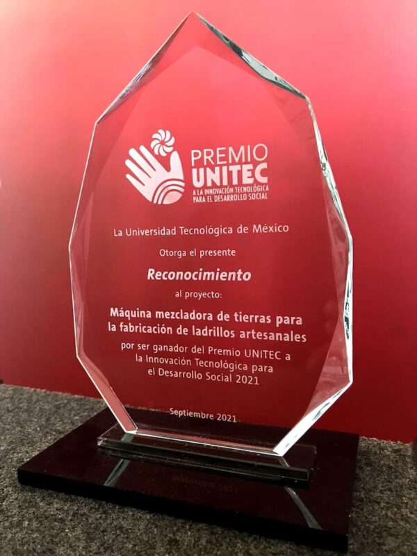 Máquina mezcladora de tierras FIUAQ gana Premio UNITEC 2021