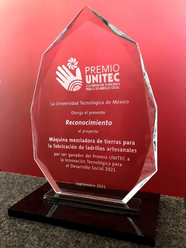 Máquina mezcladora de tierras FIUAQ gana Premio UNITEC 2021