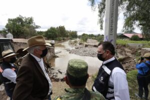 Mauricio Kuri recorre comunidades de El Marqués que fueron afectadas por lluvias