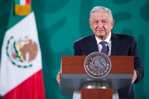 Pide AMLO sumar esfuerzos para vacunar contra COVID-19 a personas mayores de 18 al finalizar octubre