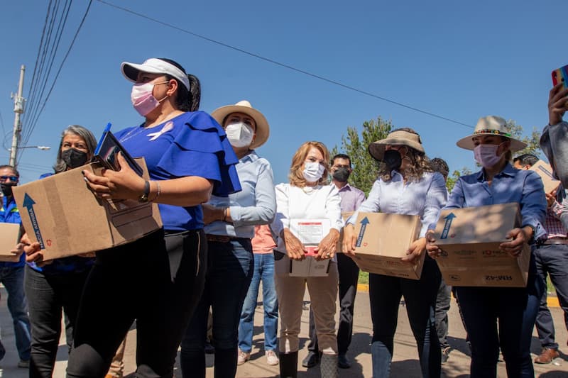 Roberto Cabrera recorre y entrega apoyos a familias de Los Nogales, SJR