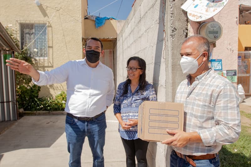 Roberto Cabrera recorre y entrega apoyos a familias de Los Nogales, SJR