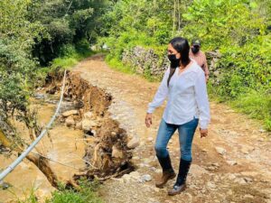 Selene Salazar recorrió localidades afectadas por las lluvias en la zona serrana de QRO