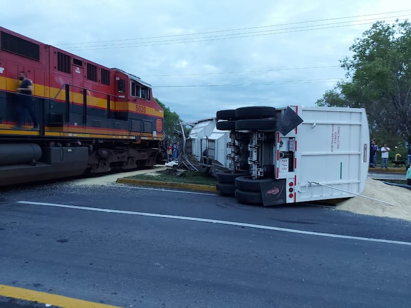 Tren embiste tráiler cargado de maíz en San Juan del Río, hay rapiña