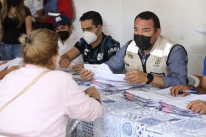 Entregan tarjetas de apoyo a damnificados de La Rueda, San Juan del Río