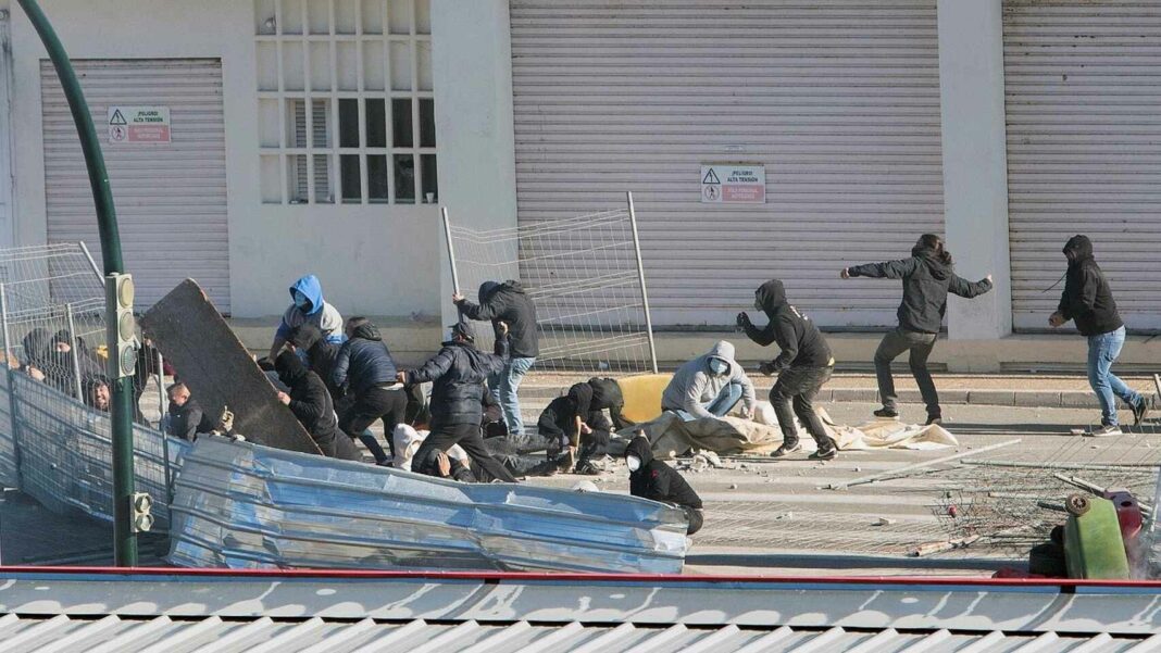 Tensión en la huelga del steel en Cádiz, con la intervención de los antidisturbios para refrenar la violencia