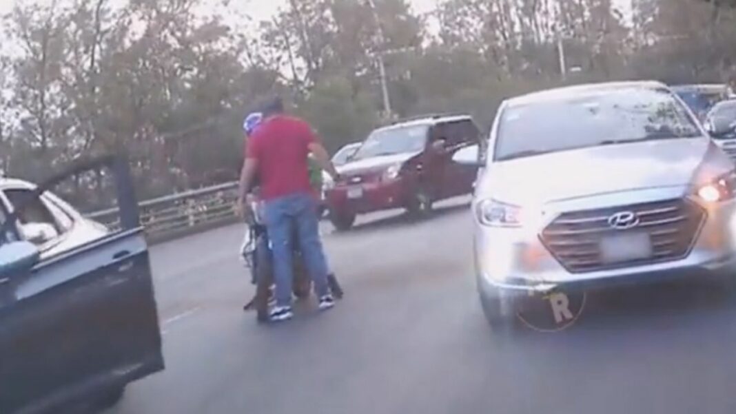 CDMX: Automovilista golpea a un repartidor en plena avenida de Xochimilco | VIDEO