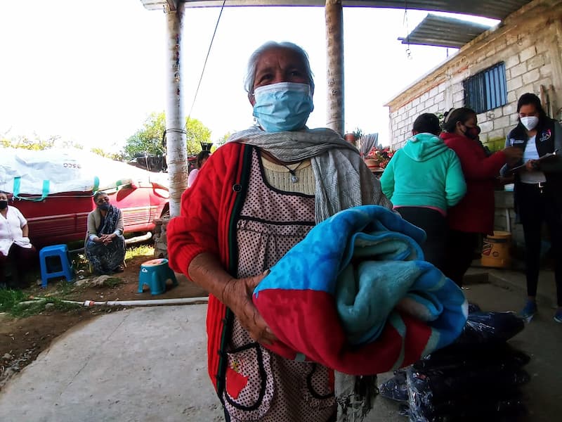 Comienza entrega de coleta 'Frío el Invierno pero no tu Corazón, Abriguemos Pedro Escobedo'