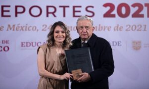 Sanjuanense Jannet Alegría es reconocida por presidente de la República