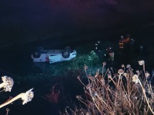 Conductor muere ahogado al volcar en canal de agua en San Juan del Río