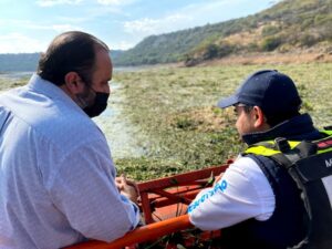 Alcalde Roberto Sosa supervisa trabajos de limpieza en presa El Batán, Corregidora