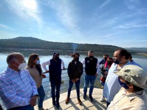 Alcalde Roberto Sosa supervisa trabajos de limpieza en presa El Batán, Corregidora