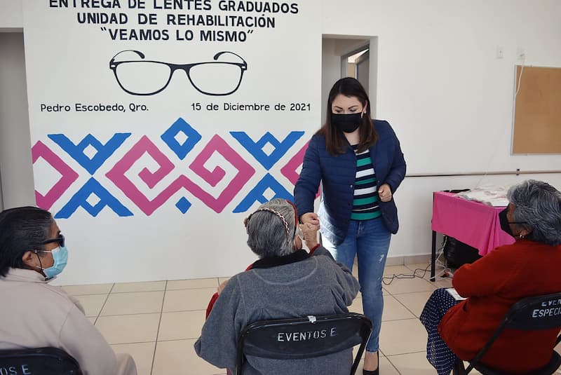 DIF Pedro Escobedo hizo entrega de lentes graduados a habitantes del municipio
