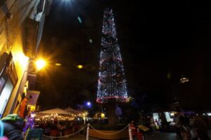 Mauricio Kuri enciende el árbol de la Amistad y Nacimiento Monumental en Querétaro