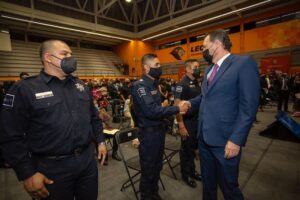 Mauricio Kuri entregó el premio al Policía del Año en su 12a edición