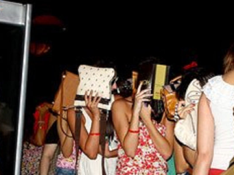 PC "Revienta" fiesta clandestina con 400 chamacos bebiendo en San Juan del Río