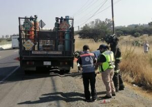PC y Bomberos de SJR atienden conato de incendio en camión con tanques de oxígeno