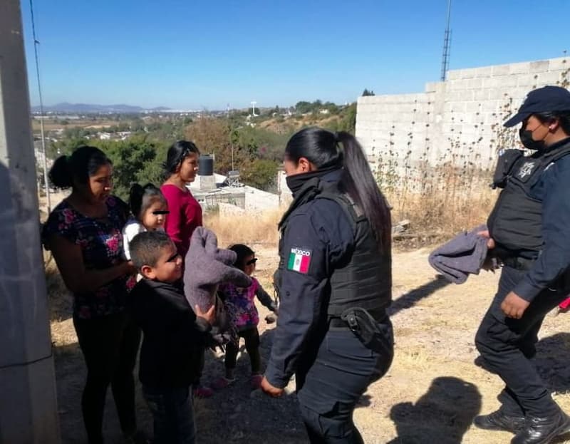 Policías de Pedro Escobedo entregaron cobijas a personas en situación de vulnerabilidad