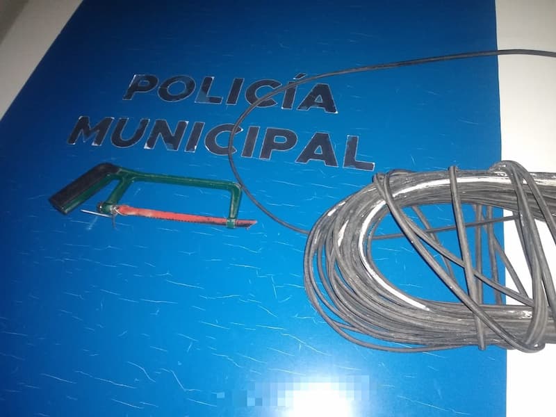 Policías de SJR detienen a 2 sujetos por robar cable de telefonía