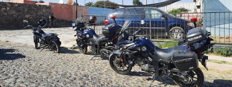 Detienen a 2 con motocicleta robada, en Av. Universidad