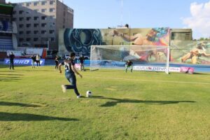 Develan placa en Estadio Olímpico durante partido de Gallos Femenil