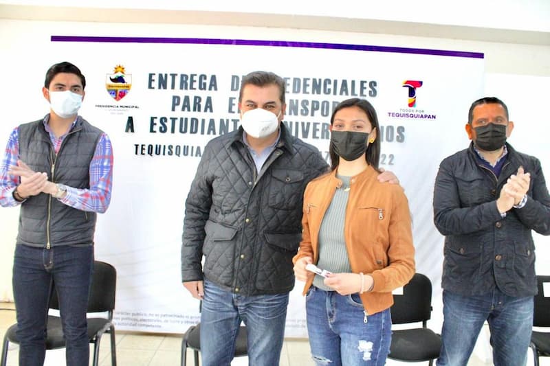 Entregan credenciales para transporte a estudiantes de Tequisquiapan